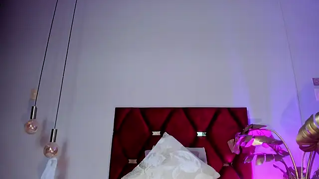 Snapshot of NoraDasilva chatting on 12/18/25, 10:05 NoraDasilva online show from 12/18/25, 10:05