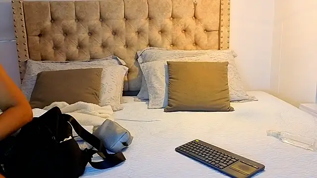 KeryHillson online show from 12/22/25, 12:02