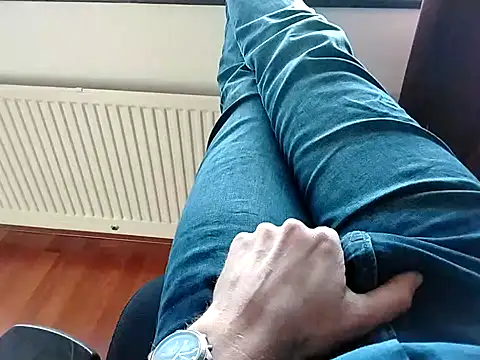 Snapshot of jk1981jk chatting on 03/12/25, 04:24 jk1981jk online show from 03/12/25, 04:24