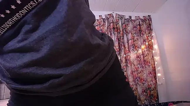 yselahot online show from 02/18/25, 03:32