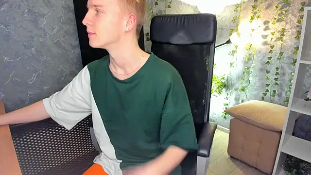 Snapshot of AlexxSweet chatting on 12/20/24, 10:49 AlexxSweet online show from 12/20/24, 10:49