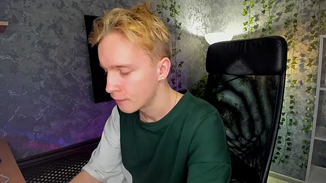 Snapshot of AlexxSweet chatting on 12/21/24, 07:35 AlexxSweet online show from 12/21/24, 07:35