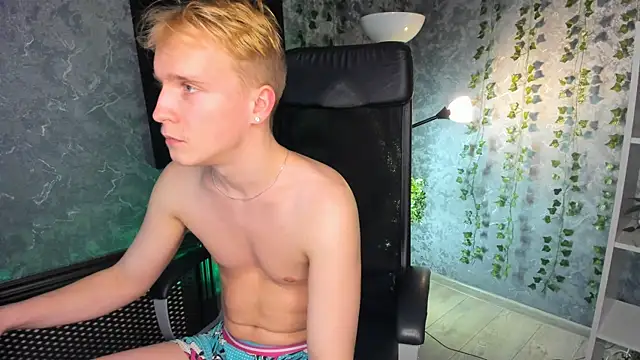 Snapshot of AlexxSweet chatting on 12/22/24, 04:38 AlexxSweet online show from 12/22/24, 04:38