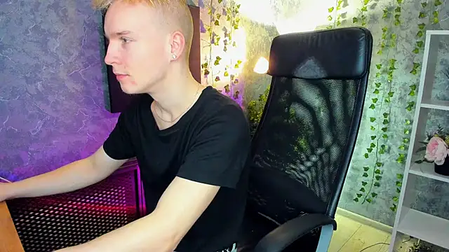 Snapshot of AlexxSweet chatting on 01/04/25, 06:09 AlexxSweet online show from 01/04/25, 06:09