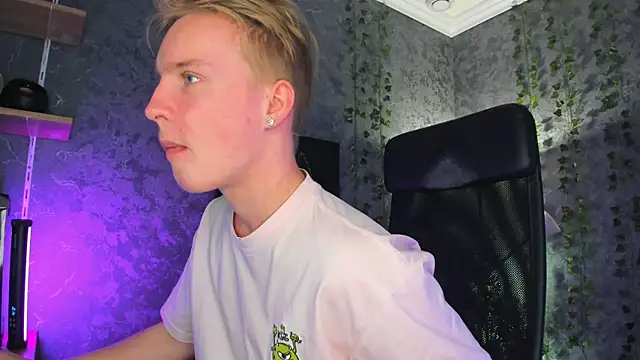 Snapshot of AlexxSweet chatting on 10/18/25, 06:26 AlexxSweet online show from 10/18/25, 06:26