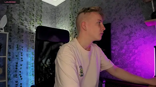 Snapshot of AlexxSweet chatting on 10/24/25, 04:53 AlexxSweet online show from 10/24/25, 04:53