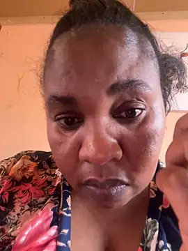 Snapshot of ZOQULUx chatting on 12/06/24, 11:44 ZOQULUx online show from 12/06/24, 11:44