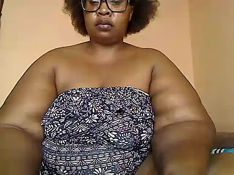 Snapshot of ZOQULUx chatting on 02/13/25, 07:35 ZOQULUx online show from 02/13/25, 07:35