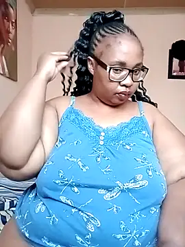 Snapshot of ZOQULUx chatting on 12/15/25, 05:01 ZOQULUx online show from 12/15/25, 05:01