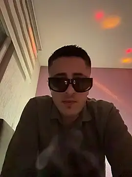 WhiteeMen online show from 11/25/25, 08:42