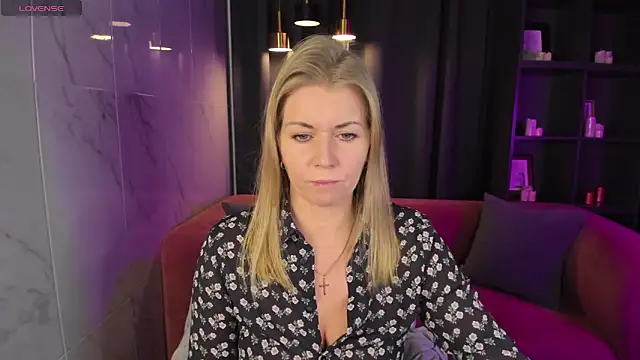 Annie Light online show from 12/19/24, 06:34