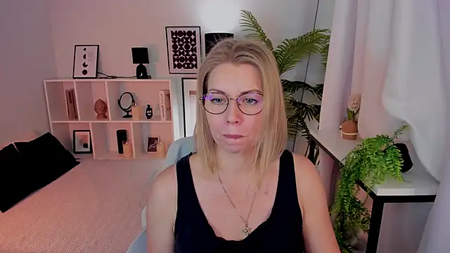 Annie Light online show from 11/22/25, 01:43