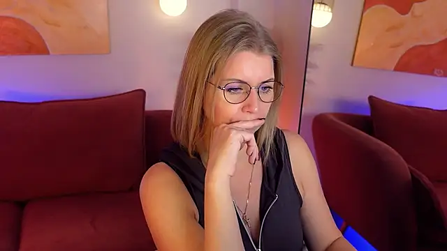 Snapshot of Annie_Light chatting on 01/19/26, 06:06 Annie Light online show from 01/19/26, 06:06