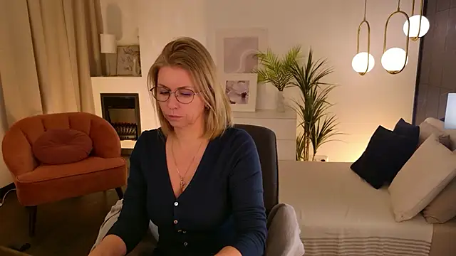 Snapshot of Annie_Light chatting on 02/07/26, 12:31 Annie Light online show from 02/07/26, 12:31