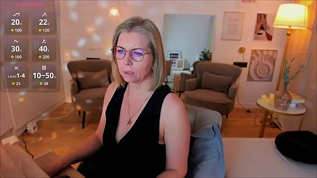 Snapshot of Annie_Light chatting on 02/25/26, 06:34 Annie Light online show from 02/25/26, 06:34