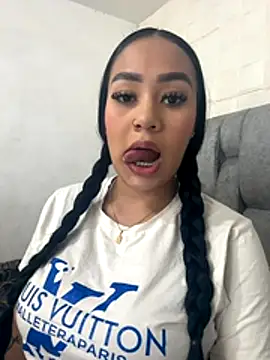 Snapshot of Luisa_Fernandaa chatting on 10/24/25, 12:08 Luisa Fernandaa online show from 10/24/25, 12:08