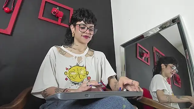 Snapshot of trinitty chatting on 12/03/24, 01:21 trinitty online show from 12/03/24, 01:21