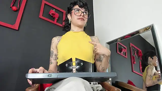 Snapshot of trinitty chatting on 12/23/24, 04:28 trinitty online show from 12/23/24, 04:28