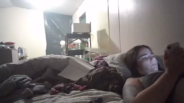 Snapshot of Emma-Rae chatting on 04/16/26, 06:25 Emma-Rae online show from 04/16/26, 06:25