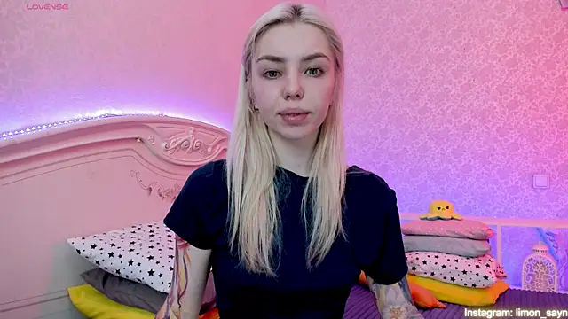 LillyMoure  online show from 02/04/25, 11:59