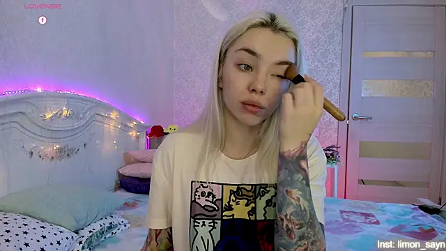 LillyMoure  online show from 10/16/25, 11:28