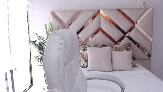 sophia hadid online show from 03/21/25, 06:07