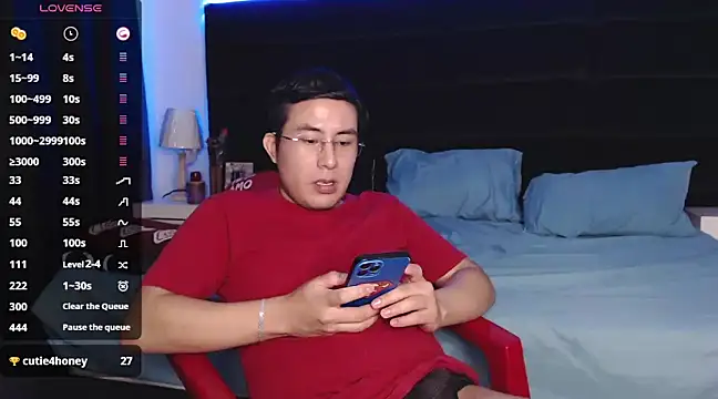 Snapshot of andrewmhilton_ chatting on 02/28/25, 01:15 andrewmhilton online show from 02/28/25, 01:15