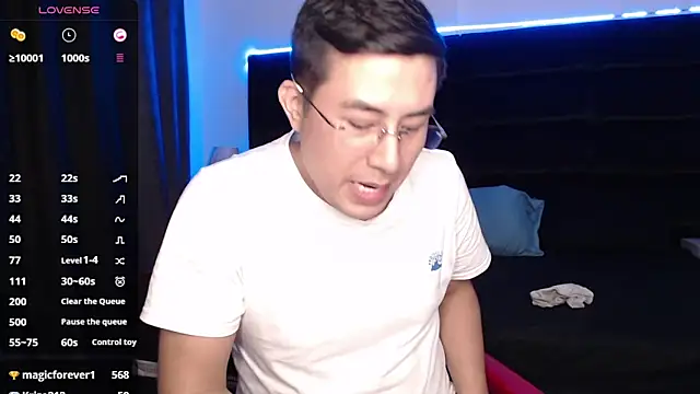 Snapshot of andrewmhilton_ chatting on 03/10/25, 02:28 andrewmhilton online show from 03/10/25, 02:28