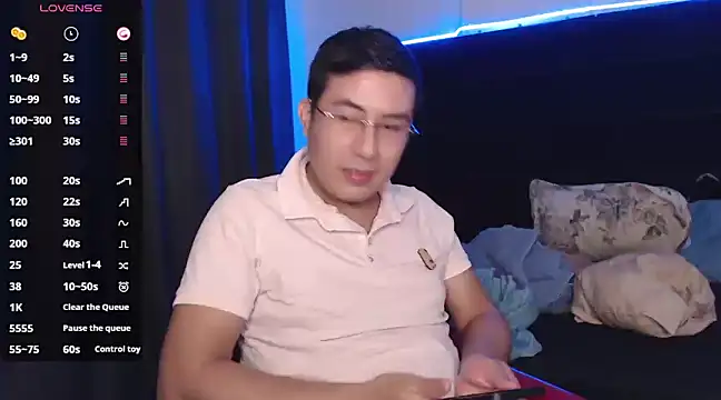 Snapshot of andrewmhilton_ chatting on 03/12/25, 01:47 andrewmhilton online show from 03/12/25, 01:47