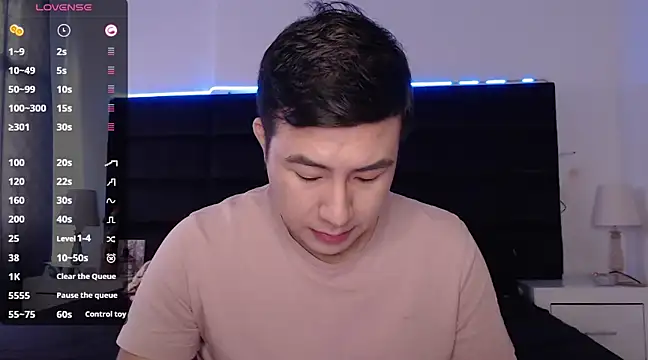 Snapshot of andrewmhilton_ chatting on 03/21/25, 06:29 andrewmhilton online show from 03/21/25, 06:29