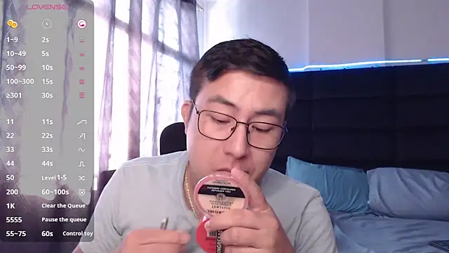 Snapshot of andrewmhilton_ chatting on 10/28/25, 06:54 andrewmhilton online show from 10/28/25, 06:54