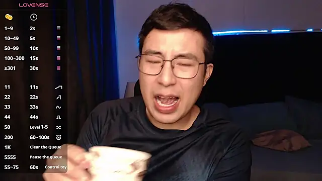 Snapshot of andrewmhilton_ chatting on 11/10/25, 07:07 andrewmhilton online show from 11/10/25, 07:07