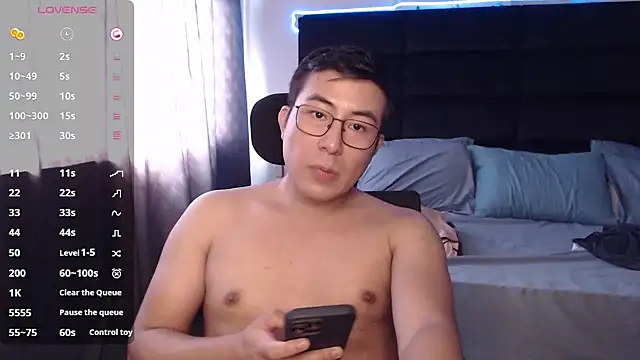 Snapshot of andrewmhilton_ chatting on 11/10/25, 07:13 andrewmhilton online show from 11/10/25, 07:13