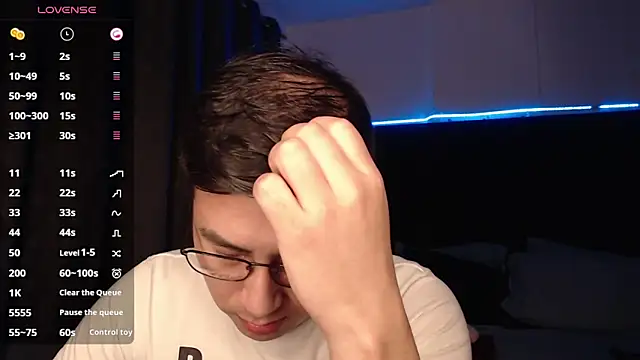 Snapshot of andrewmhilton_ chatting on 11/22/25, 06:01 andrewmhilton online show from 11/22/25, 06:01