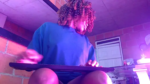 Snapshot of Kenya_Agu chatting on 02/14/25, 04:26 Kenya Agu online show from 02/14/25, 04:26