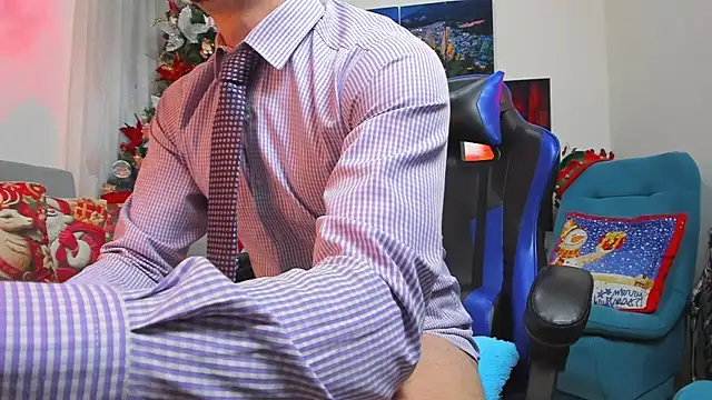 Snapshot of LiamCossio_ chatting on 12/12/24, 01:43 LiamCossio online show from 12/12/24, 01:43