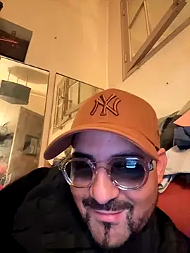 Snapshot of salumicha85 chatting on 11/06/25, 06:25 salumicha85 online show from 11/06/25, 06:25