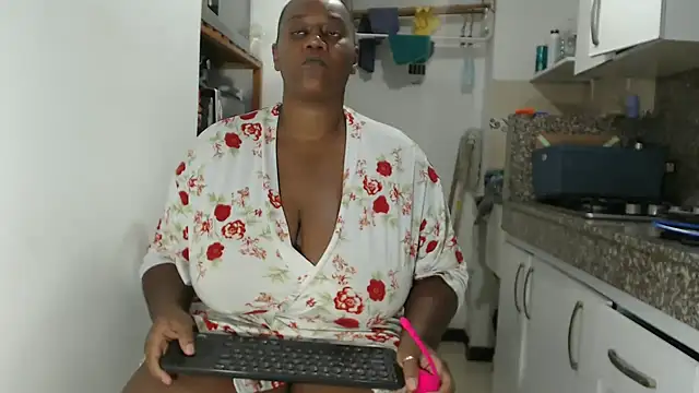 Snapshot of LiraRusso chatting on 10/20/25, 10:32 LiraRusso online show from 10/20/25, 10:32