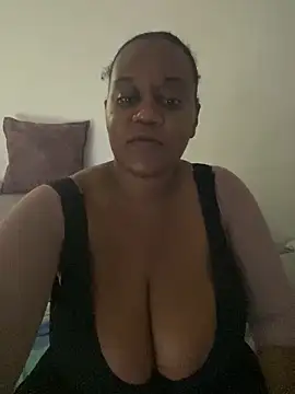 Snapshot of LiraRusso chatting on 12/18/25, 11:55 LiraRusso online show from 12/18/25, 11:55