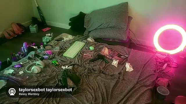 Taylorsexbot online show from 05/15/26, 06:42