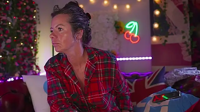 Snapshot of AmicaBentley chatting on 03/24/26, 05:12 AmicaBentley online show from 03/24/26, 05:12