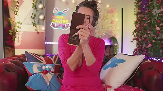 Snapshot of AmicaBentley chatting on 04/08/26, 06:13 AmicaBentley online show from 04/08/26, 06:13