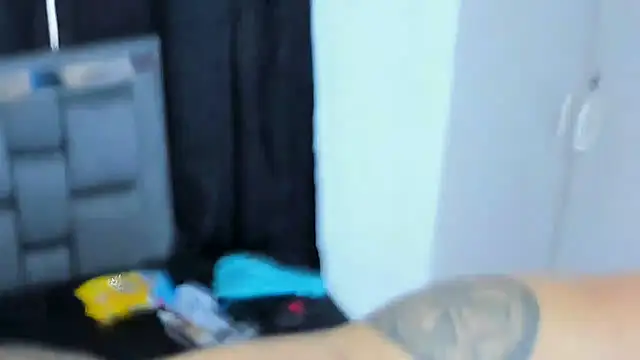 Snapshot of Couple_Gold69 chatting on 02/12/25, 12:33 Couple Gold69 online show from 02/12/25, 12:33