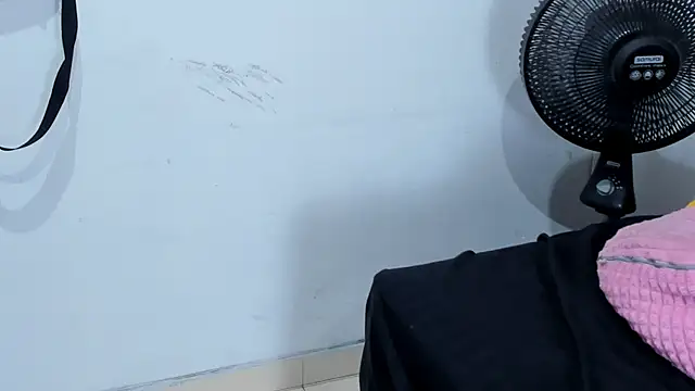 Snapshot of Couple_Gold69 chatting on 03/19/25, 03:51 Couple Gold69 online show from 03/19/25, 03:51