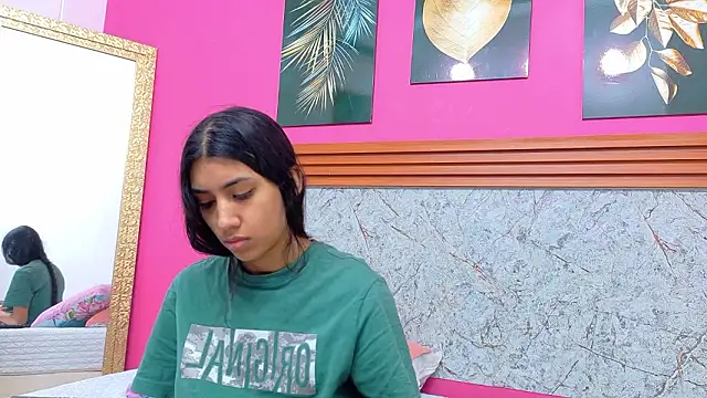 littlee emilyy  online show from 03/17/26, 12:52