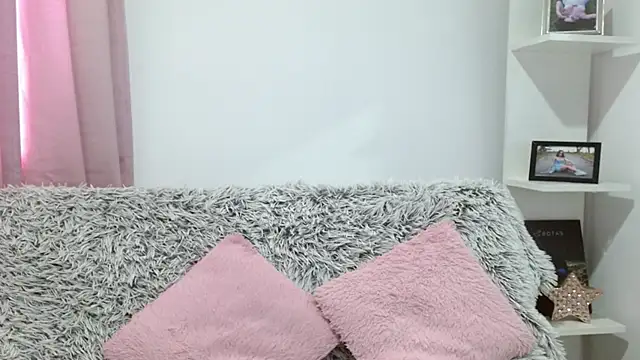 Snapshot of aliicee_m chatting on 09/18/25, 06:21 aliicee m online show from 09/18/25, 06:21