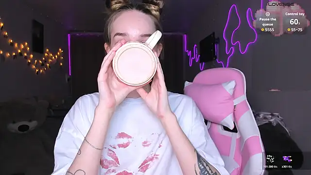 Snapshot of MoonDust chatting on 03/19/26, 06:01 MoonDust online show from 03/19/26, 06:01