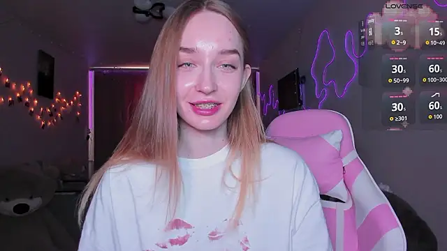 Snapshot of MoonDust chatting on 03/23/26, 10:08 MoonDust online show from 03/23/26, 10:08