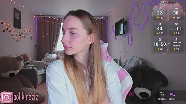 Snapshot of MoonDust chatting on 04/10/26, 02:44 MoonDust online show from 04/10/26, 02:44