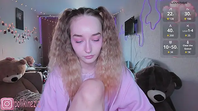 Snapshot of MoonDust chatting on 04/12/26, 03:06 MoonDust online show from 04/12/26, 03:06